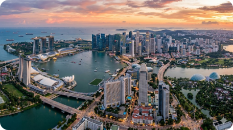 Pemandangan udara metropolitan tropika Asia-Pasifik di waktu senja