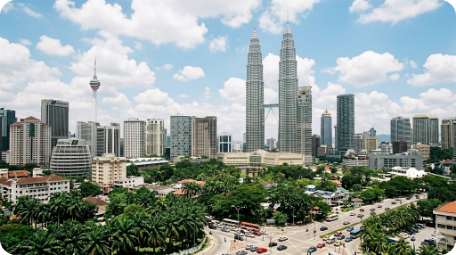 Pemandangan Kuala Lumpur dengan KLCC dan Menara Kuala Lumpur