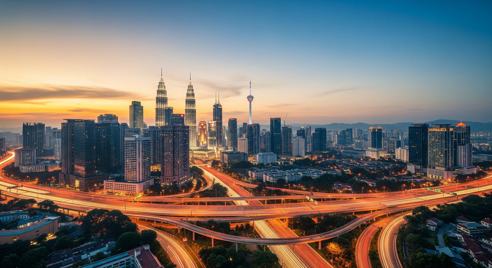 Panorama ufuk bandar Kuala Lumpur pada waktu senja dengan bangunan pencakar langit moden dan lebuh raya