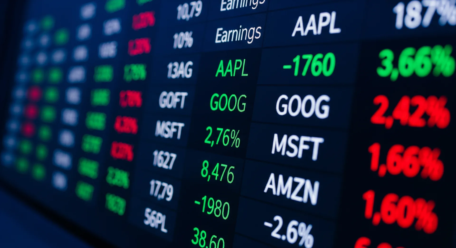 Papan ticker saham digital berwarna hijau dan merah menunjukkan pergerakan harga saham korporat AS