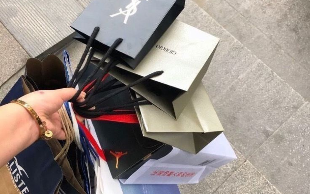 People Who Quietly Build Wealth Never Waste Money on These 5 Things: Number 3 Is What Bankrupts Often Do